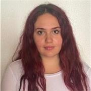 Profesora con titulación en Bellas Artes y en inglés.